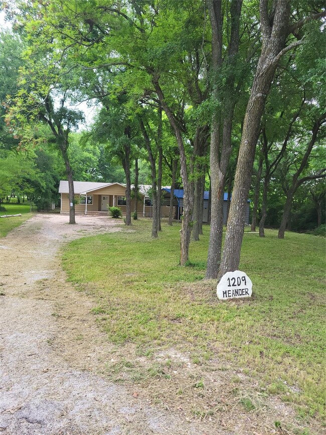 1209 Meander Rd, Granbury, TX 76049 - photo 3