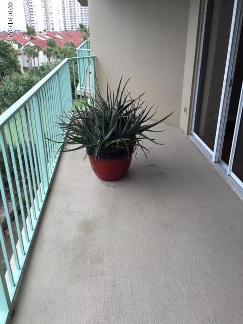 4 Oceans 507D balcony