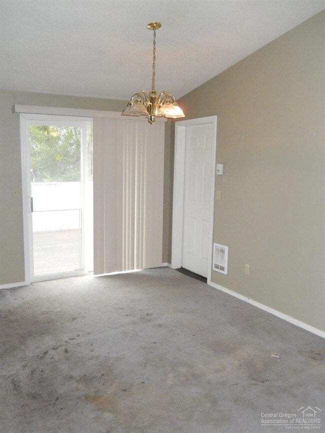 3455 SW Salmon Ave, Redmond, OR 97756 - photo 4