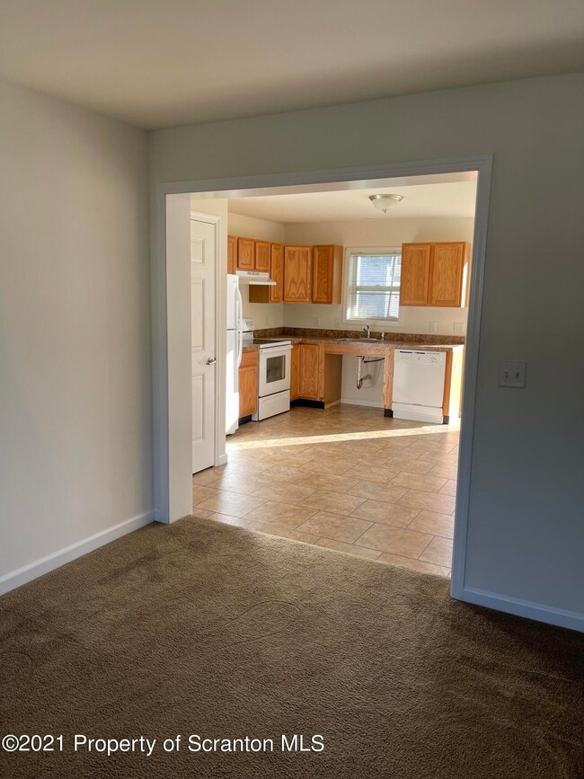 977 Ash St, Scranton, PA 18507 - photo 3
