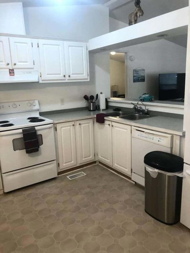 328 S Kerby Ave, Cave Junction, OR 97523 - photo 5