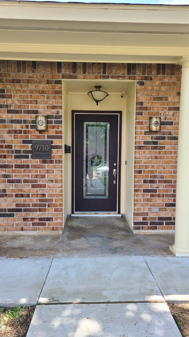 9710 Kirkfalls Dr, Houston, TX 77089 - photo 2