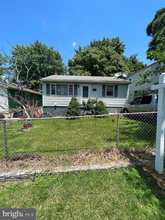 5718 Somerset Rd, Riverdale, MD 20737 - photo 2