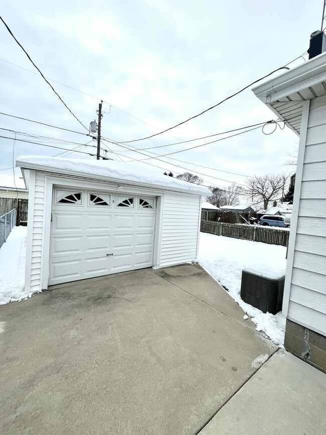 1531 Bryn Mawr Ave, Mount Pleasant, WI 53403 - photo 4