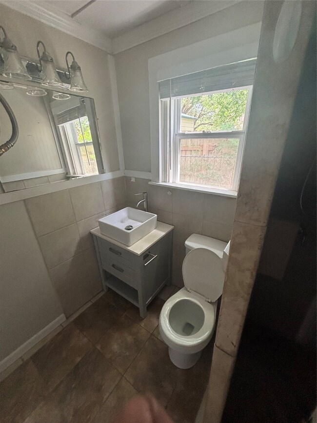 609 1/2 W Lang St, Alvin, TX 77511 - photo 4