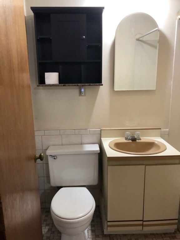 22 Summer Ave unit 1R, Waltham, MA 02452 - photo 3