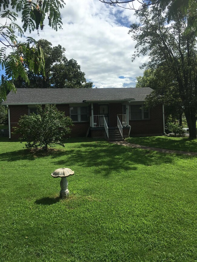 704 Eastland Ln, Lebanon, TN 37090 - photo 2