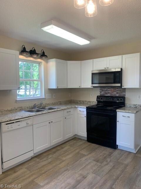 Totally remodeled eat-in kitchen...