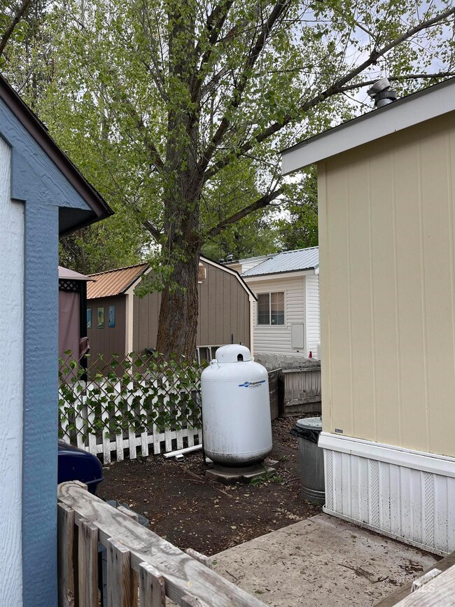 514 N Sawyer St unit B27, Cascade, ID 83611 - photo 4