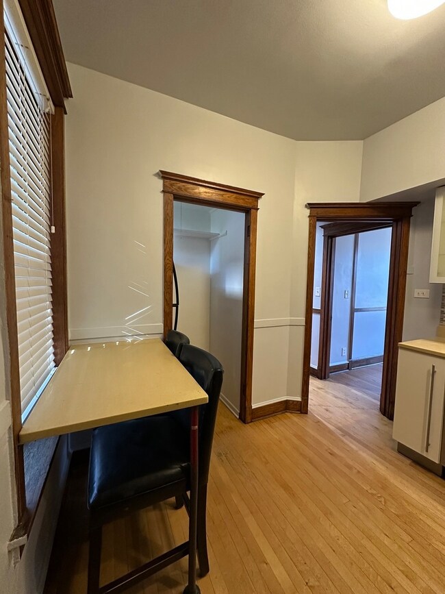 1949 W Grace St unit 2E, Chicago, IL 60613 - photo 4