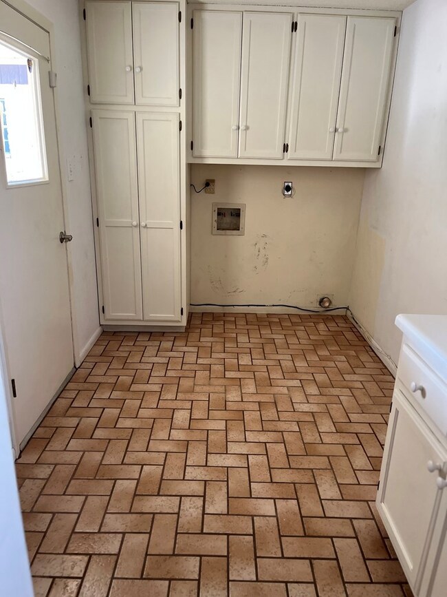 204 Glenmoor Dr, Fredericksburg, TX 78624 - photo 5