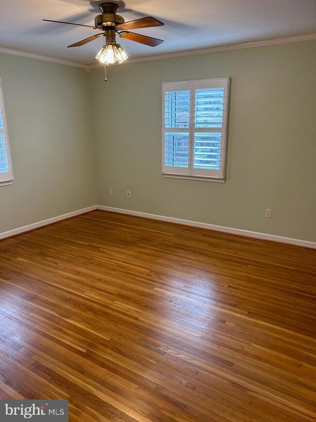 9238 Kristin Ln, Fairfax, VA 22032 - photo 6