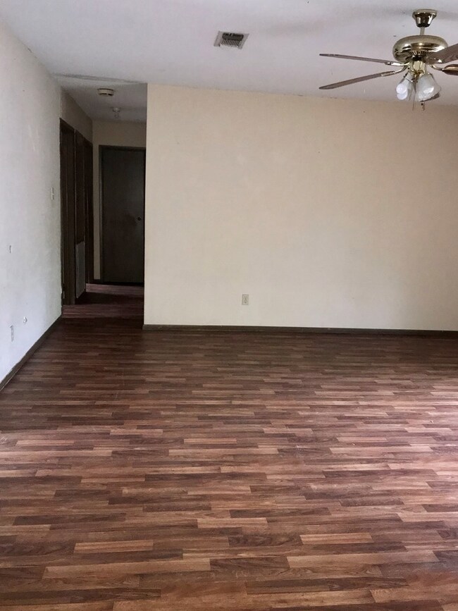 1019 Avenue I, Bay City, TX 77414 - photo 2