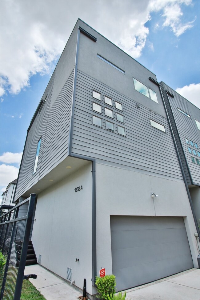 This home is a free-standing end unit - Enjoy the natural light and your privacy!