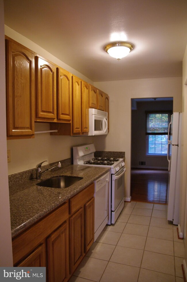 11849 Dunlop Ct, Reston, VA 20191 - photo 5
