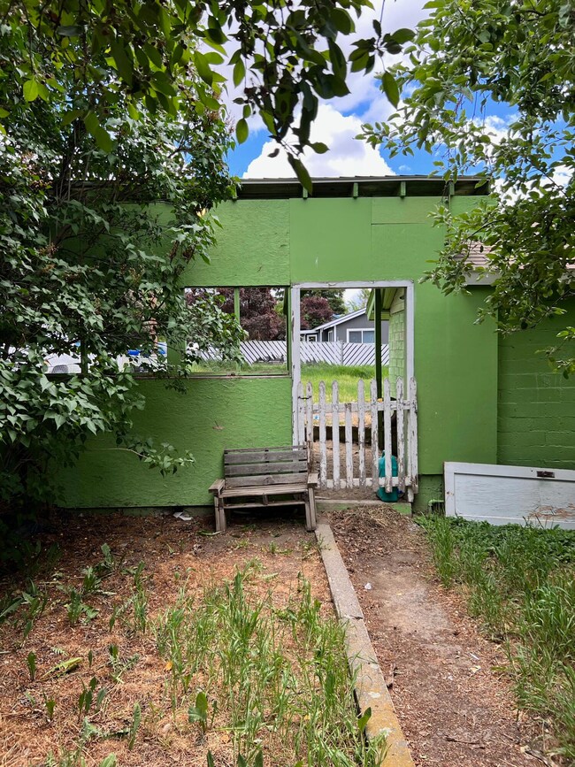 1512 Summers Ln, Klamath Falls, OR 97603 - photo 3