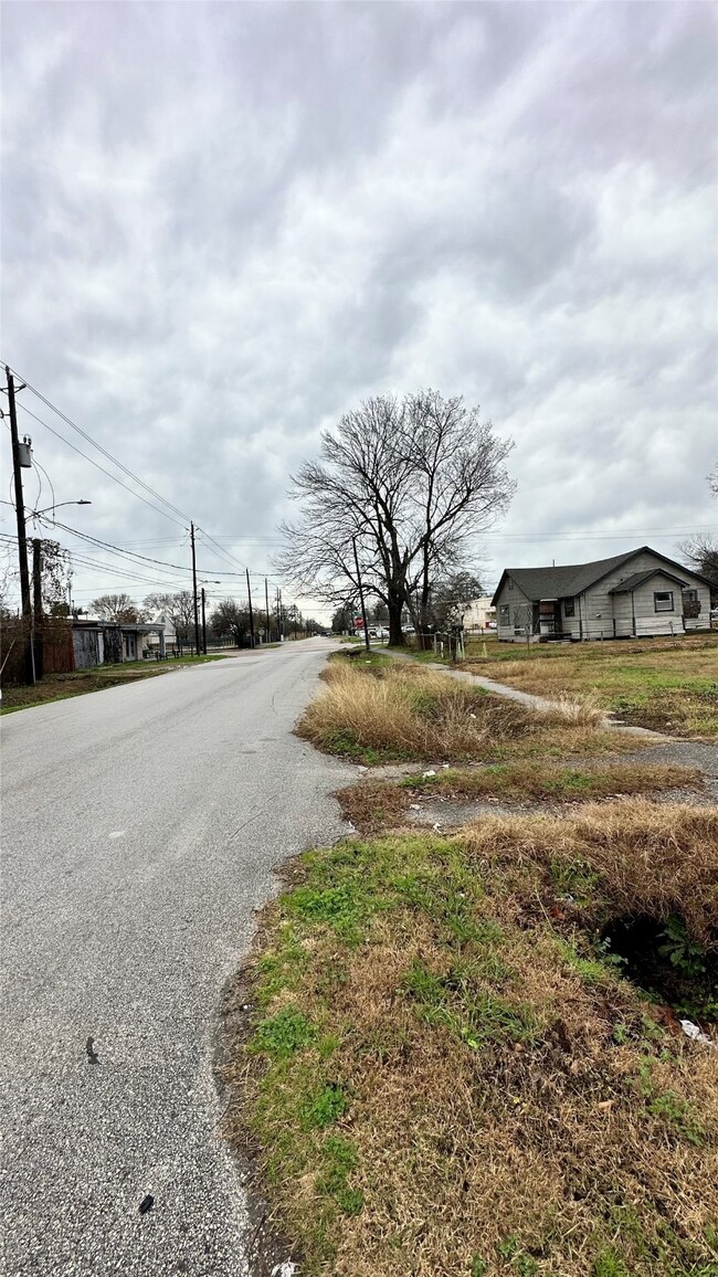 4306 Russell St, Houston, TX 77026 - photo 6