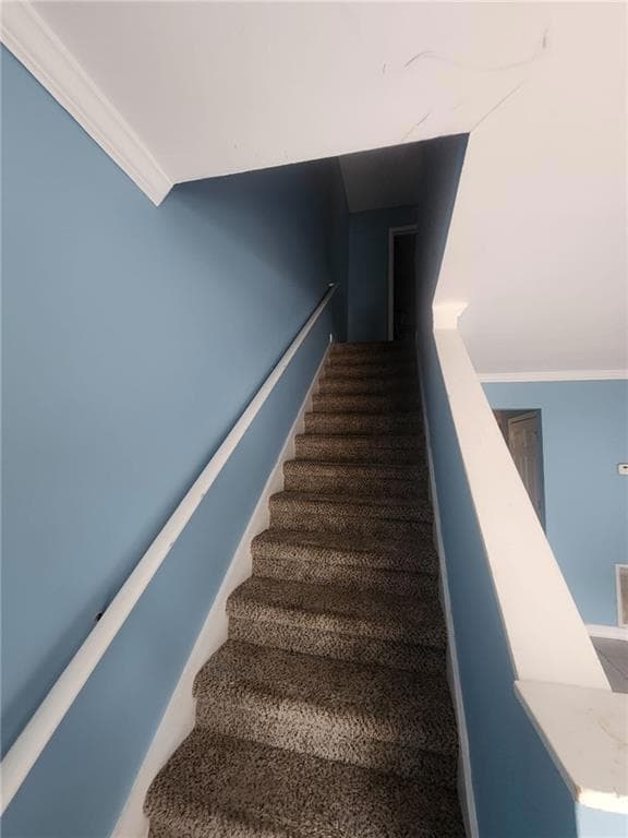 Stairway with ornamental molding