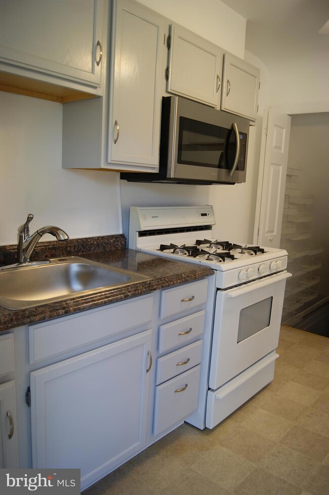 6508 Hilltop Ave, Baltimore, MD 21206 - photo 3