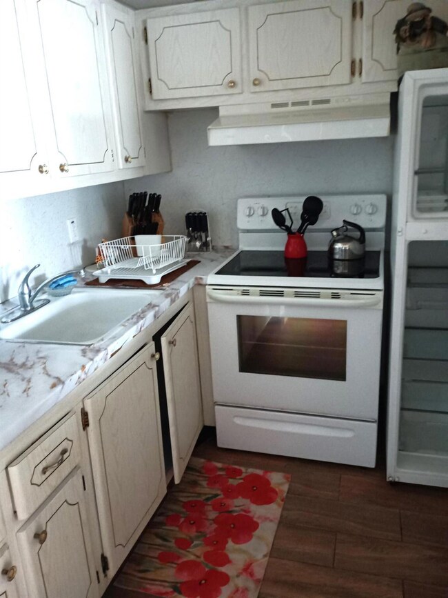 279 Camden L, West Palm Beach, FL 33417 - photo 3