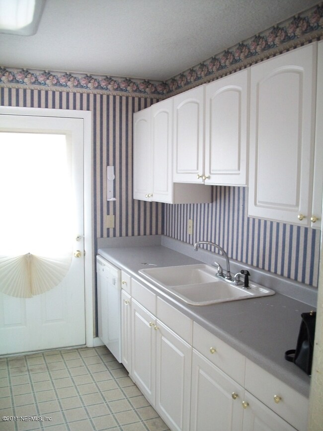 8006 Fabray Dr, Jacksonville, FL 32210 - photo 2