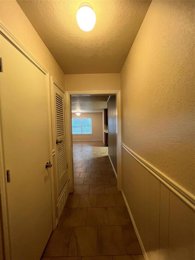 613 Willow St, Hurst, TX 76053 - photo 2