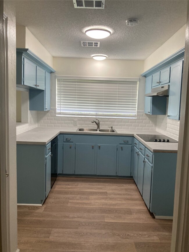 1713 Parkcrest St, Alvin, TX 77511 - photo 3