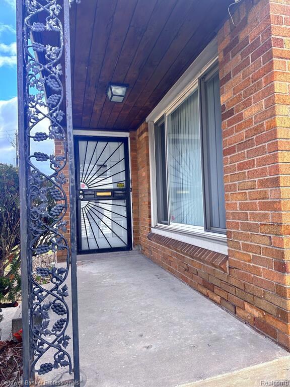 Covered front porch...
