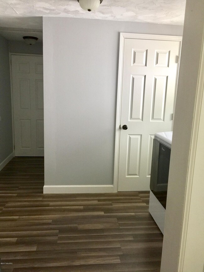 711 Farnsworth St, Big Rapids, MI 49307 - photo 4