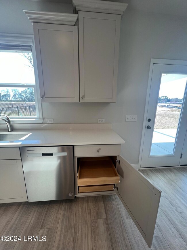 Kitchen pull out shelves