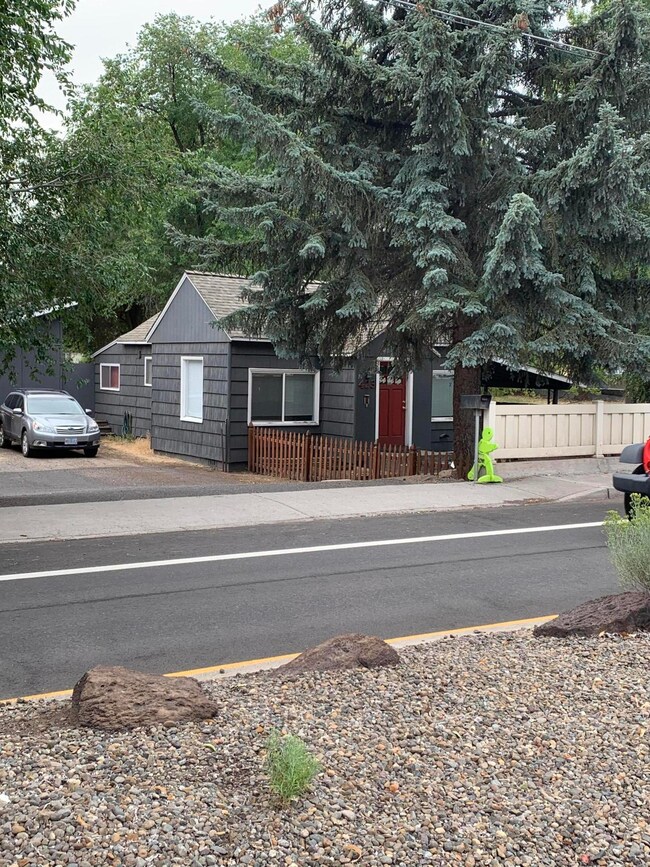 423 NE Olney Ave unit 1, Bend, OR 97701 - photo 3