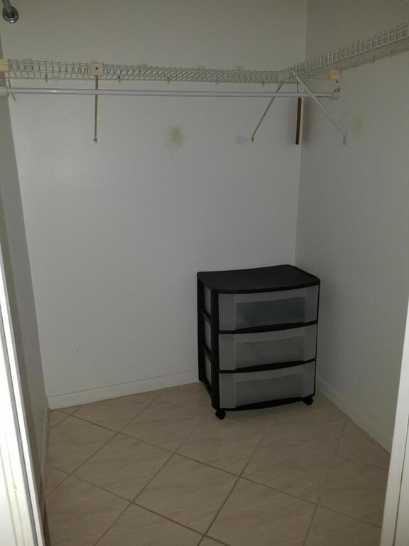 Lg Walk-in Closet