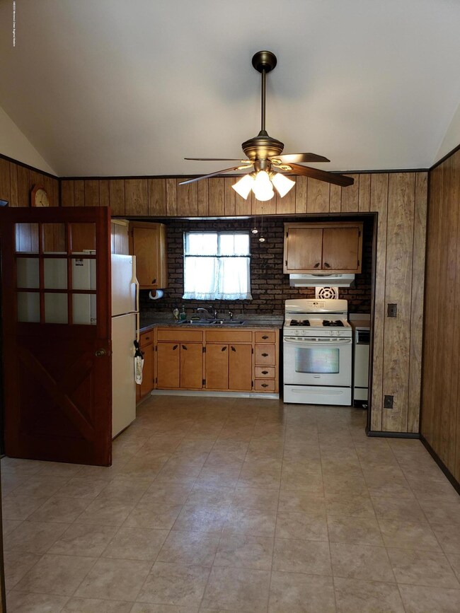 Middle Kitchen 2