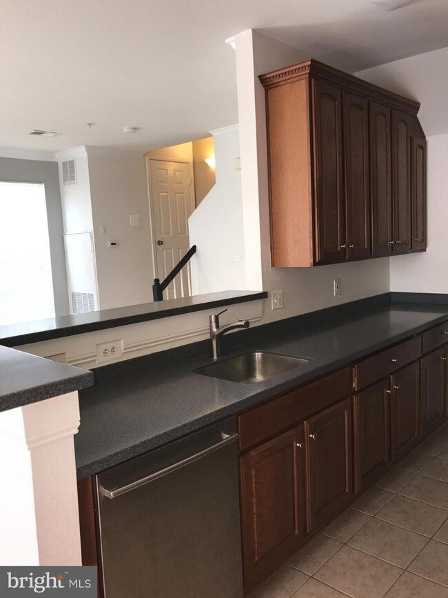 13067 Marcey Creek Rd, Herndon, VA 20171 - photo 4