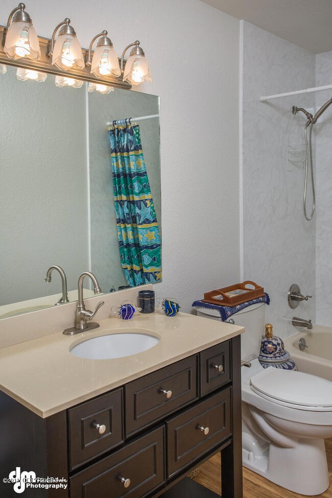 8531 Rebel Ridge Drive-large-003-Bathroo