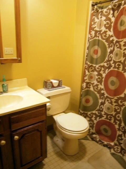 Master bath, 1st floor