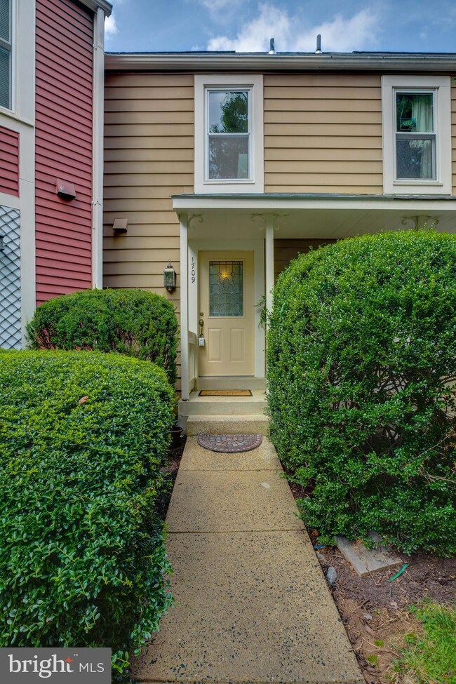 1709 Whisperhill Dr, Reston, VA 20194 - photo 3