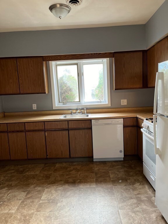 511 Buffinton St unit B, Fall River, MA 02721 - photo 3