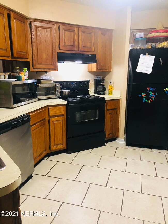 4554 Melissa Ct W, Jacksonville, FL 32210 - photo 4