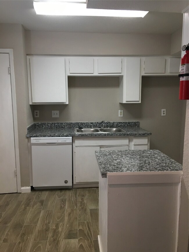 6200 W Tidwell Rd unit 806, Houston, TX 77092 - photo 2