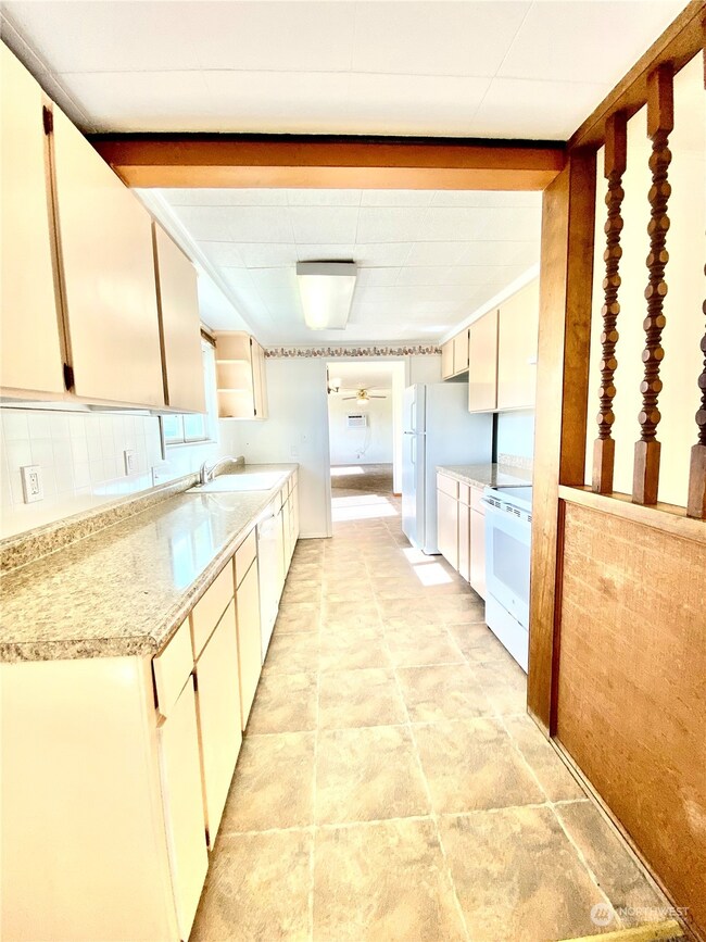 712 W Loop Dr, Moses Lake, WA 98837 - photo 5