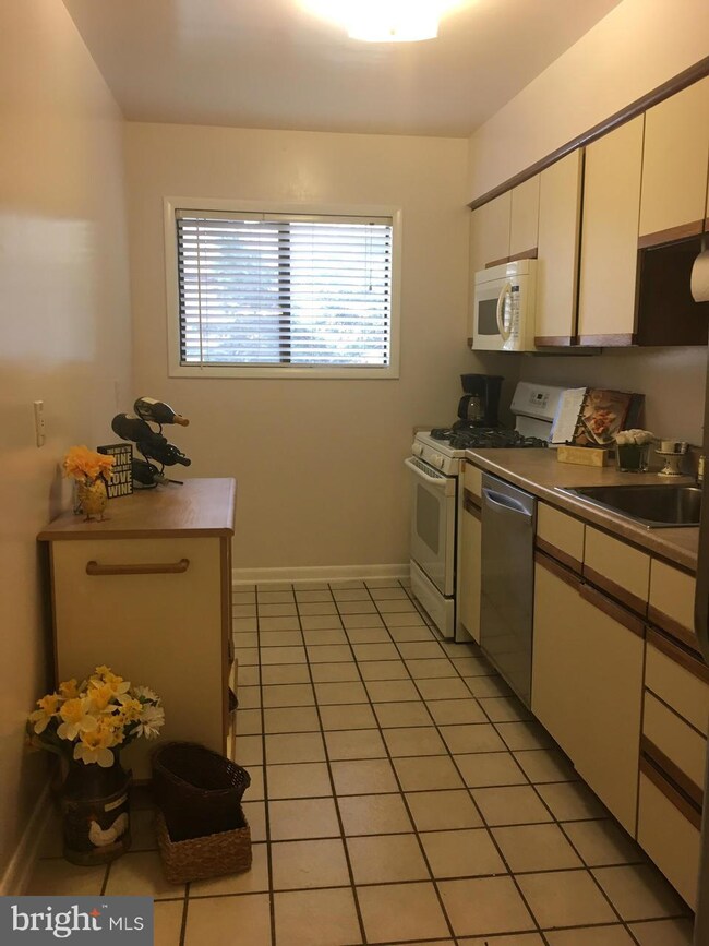 236 W Taylor Run Pkwy unit 3, Alexandria, VA 22314 - photo 4