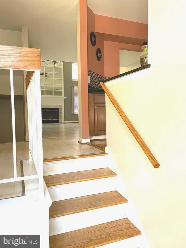 8302 Linden Oaks Ct, Lorton, VA 22079 - photo 2