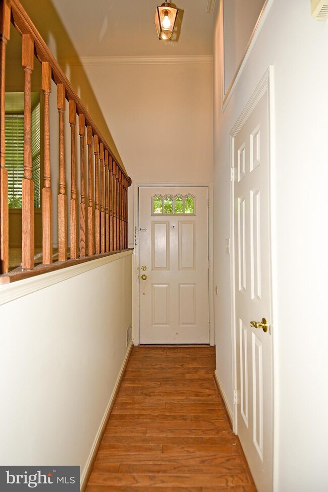 9582 Lindenbrook St, Fairfax, VA 22031 - photo 3