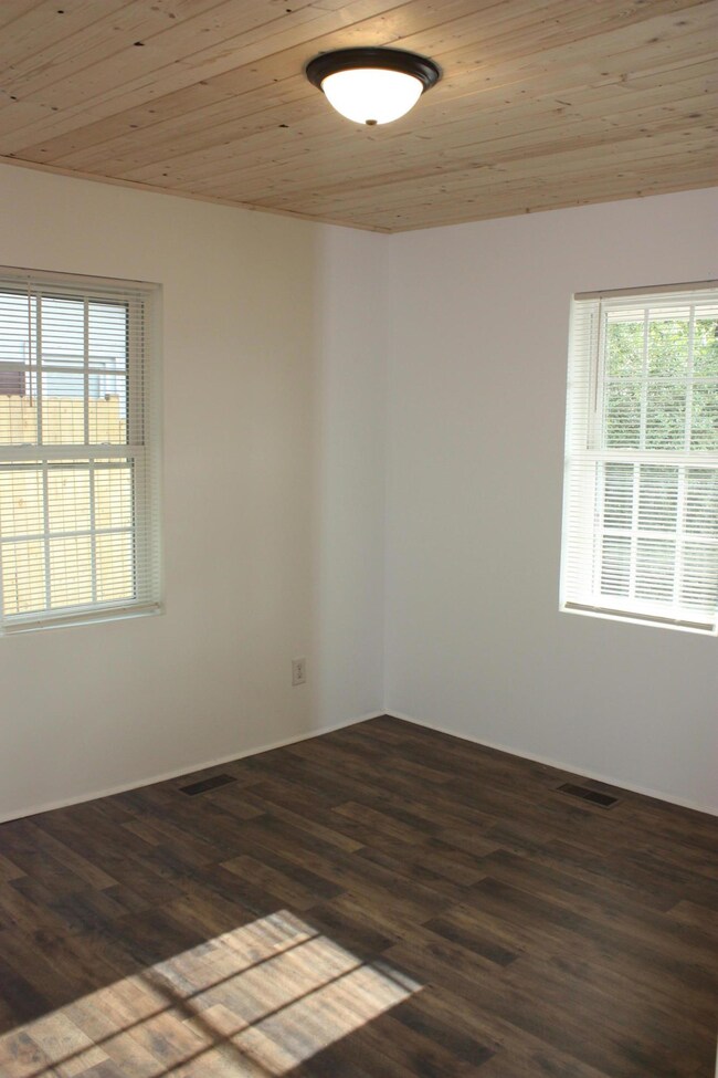 2203 E Fairview Ave, Johnson City, TN 37601 - photo 2