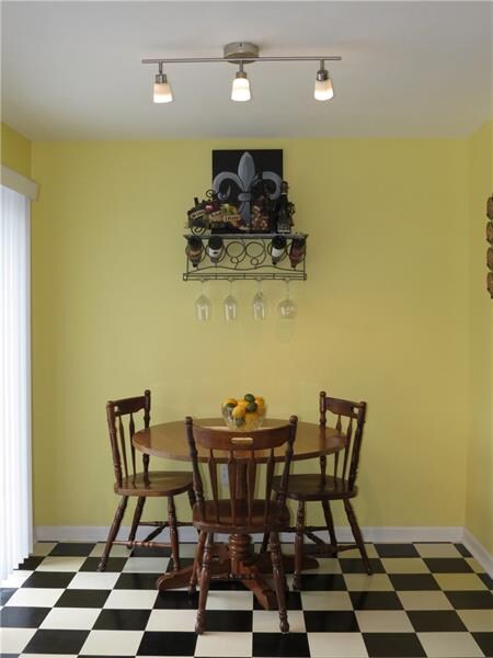 The cozy dining area has a great view onto the HUG