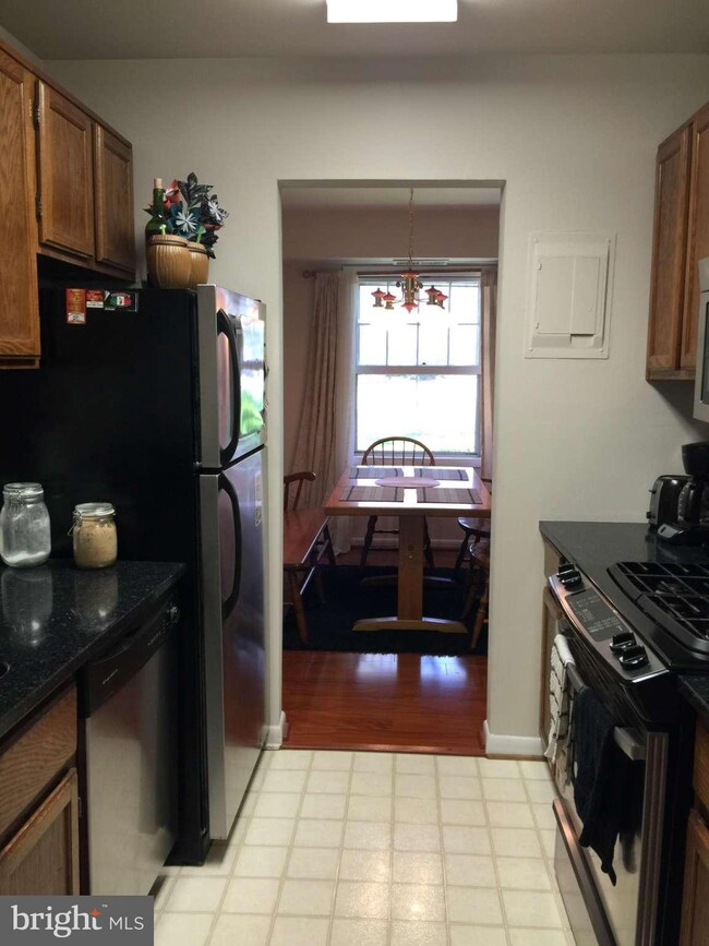 3800 Lyndhurst Dr unit 201, Fairfax, VA 22031 - photo 4