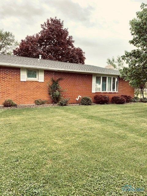 Side view shows big bay window off of the huge fam