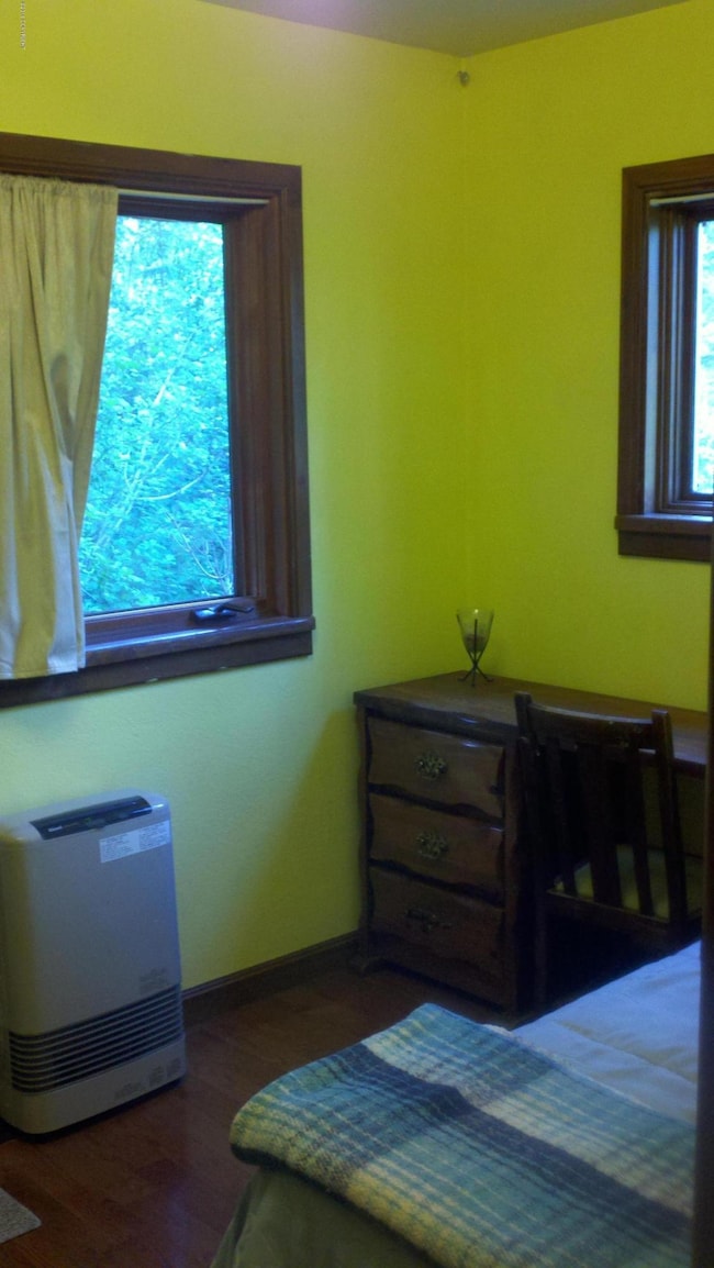 Warm bdrm has wood floor