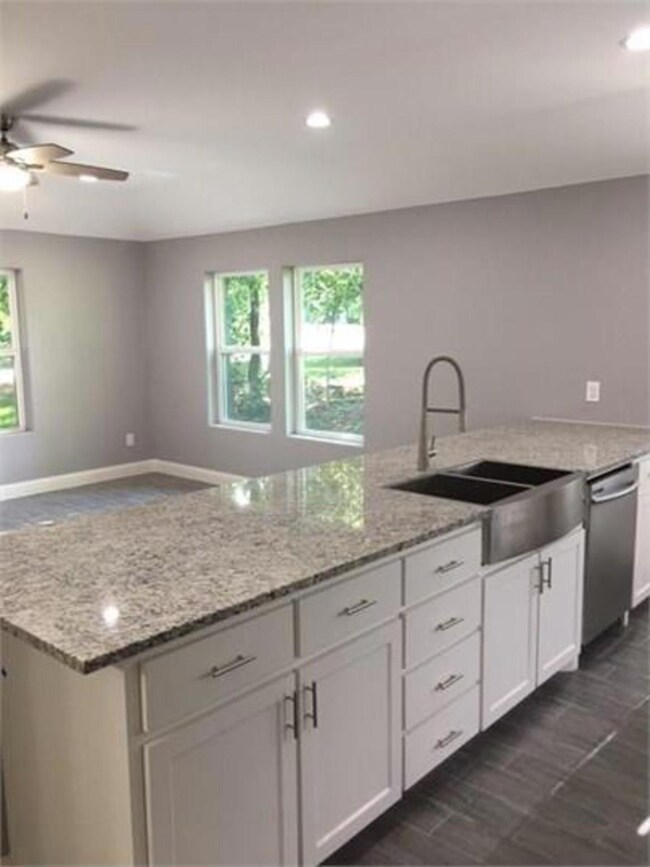 929 W Collins St, Denison, TX 75020 - photo 7